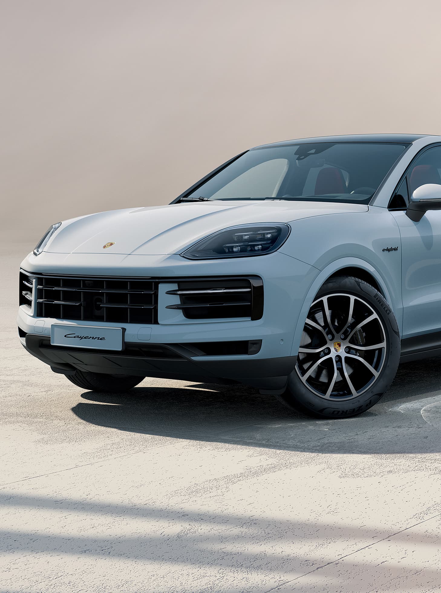 Un Porsche Cayenne qui roule sur une route ouverte.
